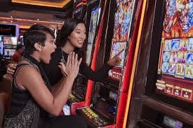 Tampilan The Great Icescape dengan gulungan salju dan karakter petualang di platform eyang togel